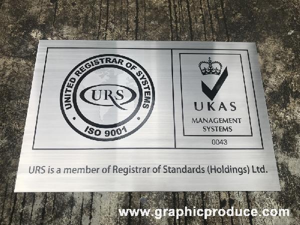 ป้ายสแตนเลสแฮร์ไลน์กัดกรด ISO 9001-UKAS ลงสีดำ